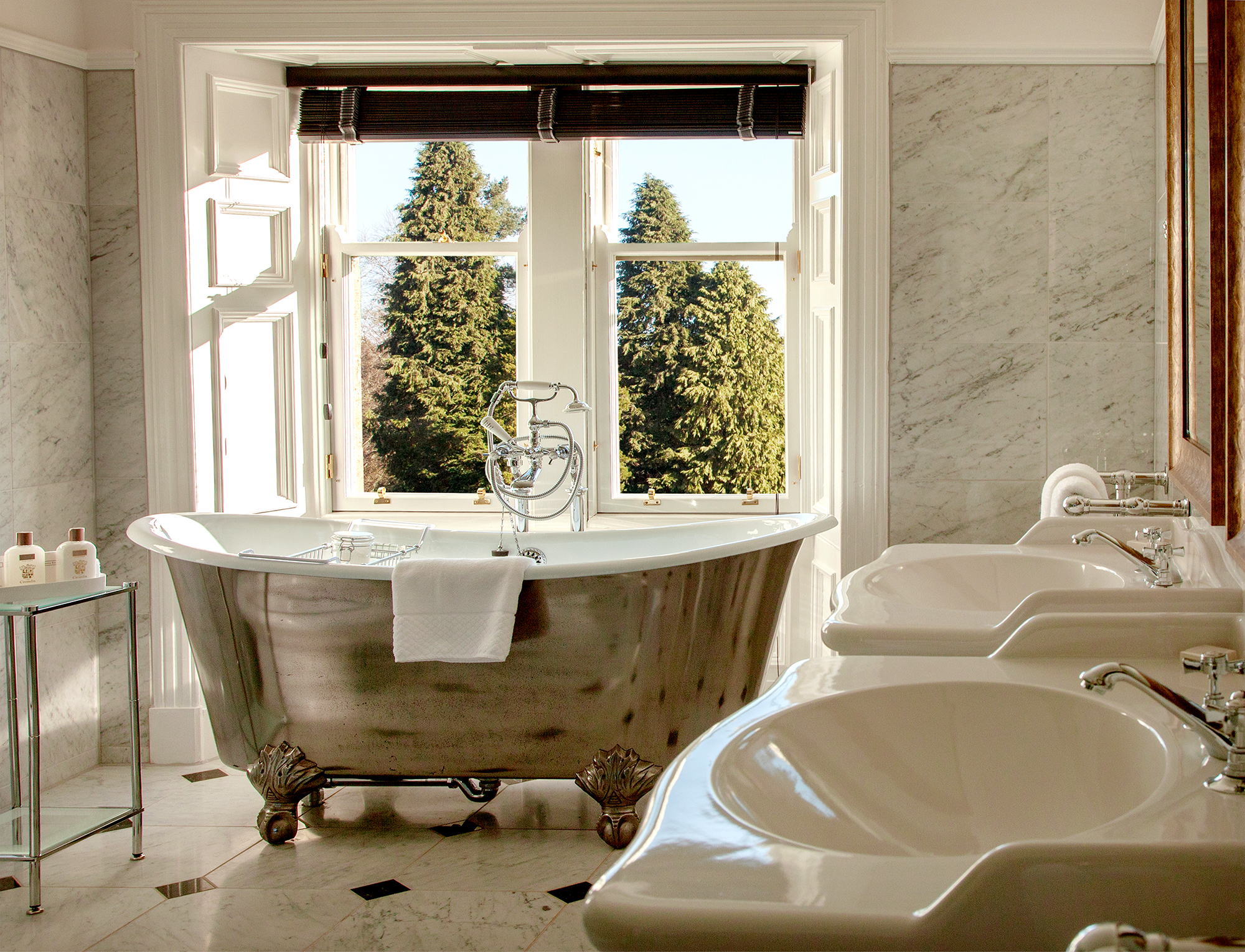 Cromlix Hotel bathroom with view of garden