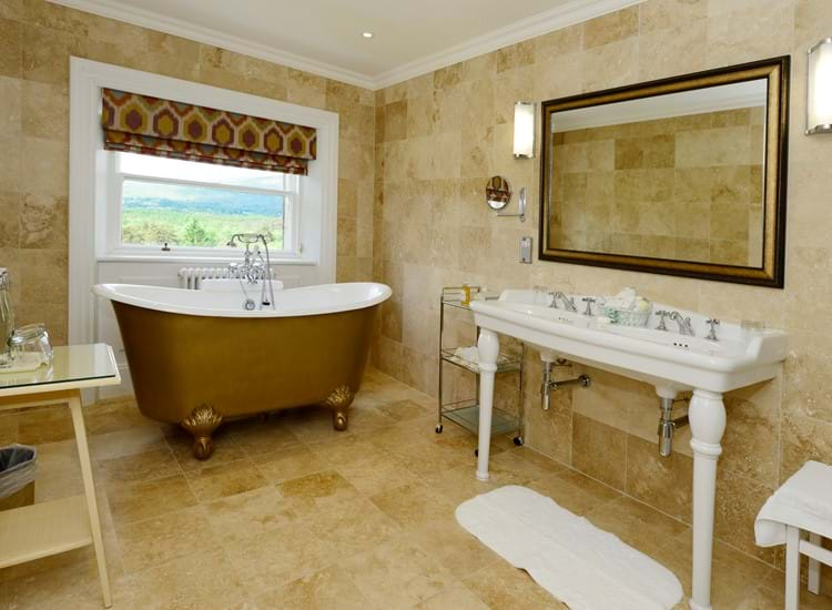 Inverlochy Castle bathroom